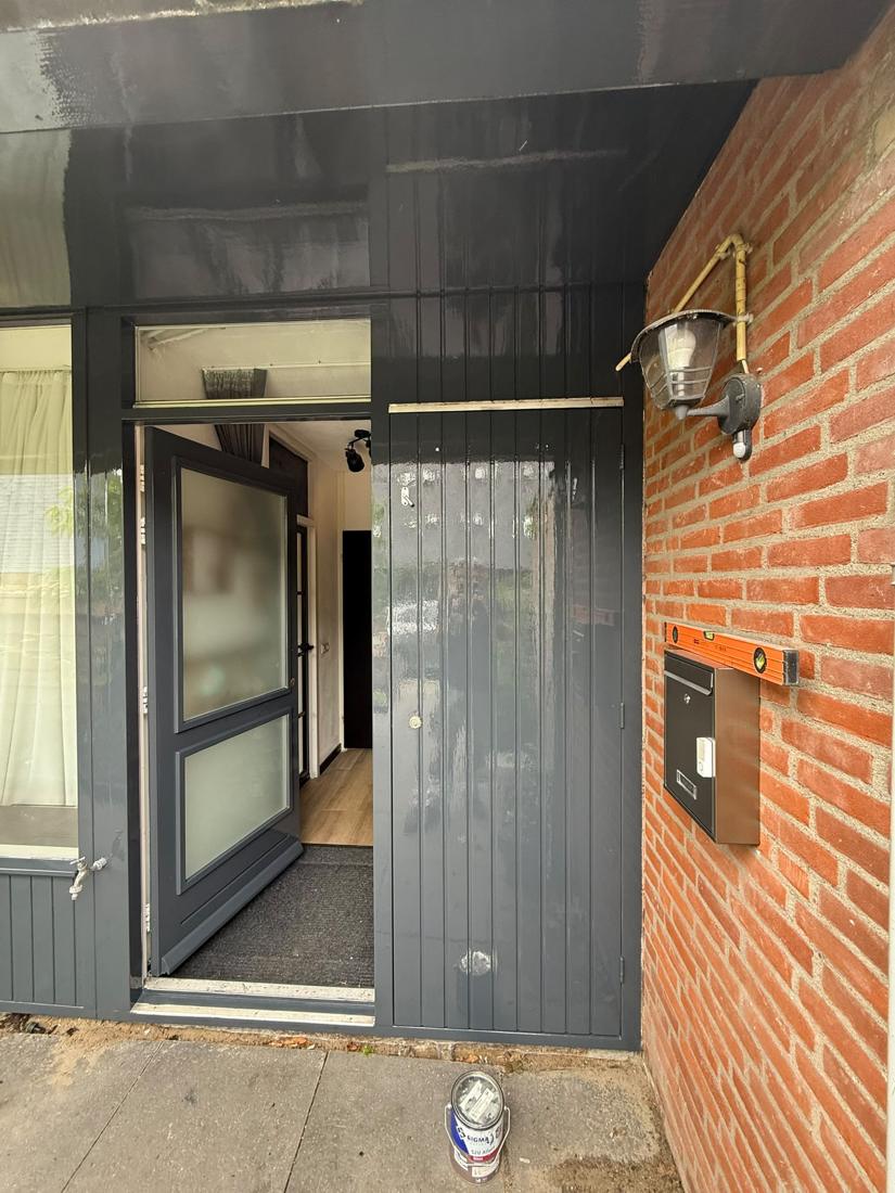Entree met rabatdelen en deur in hoogglans antraciet
