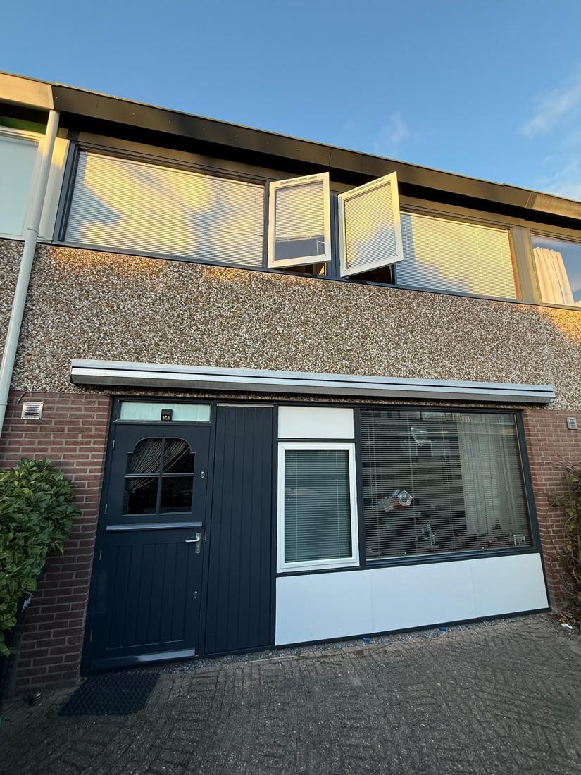 Gevel met kozijnen en voordeur in antraciet en wit