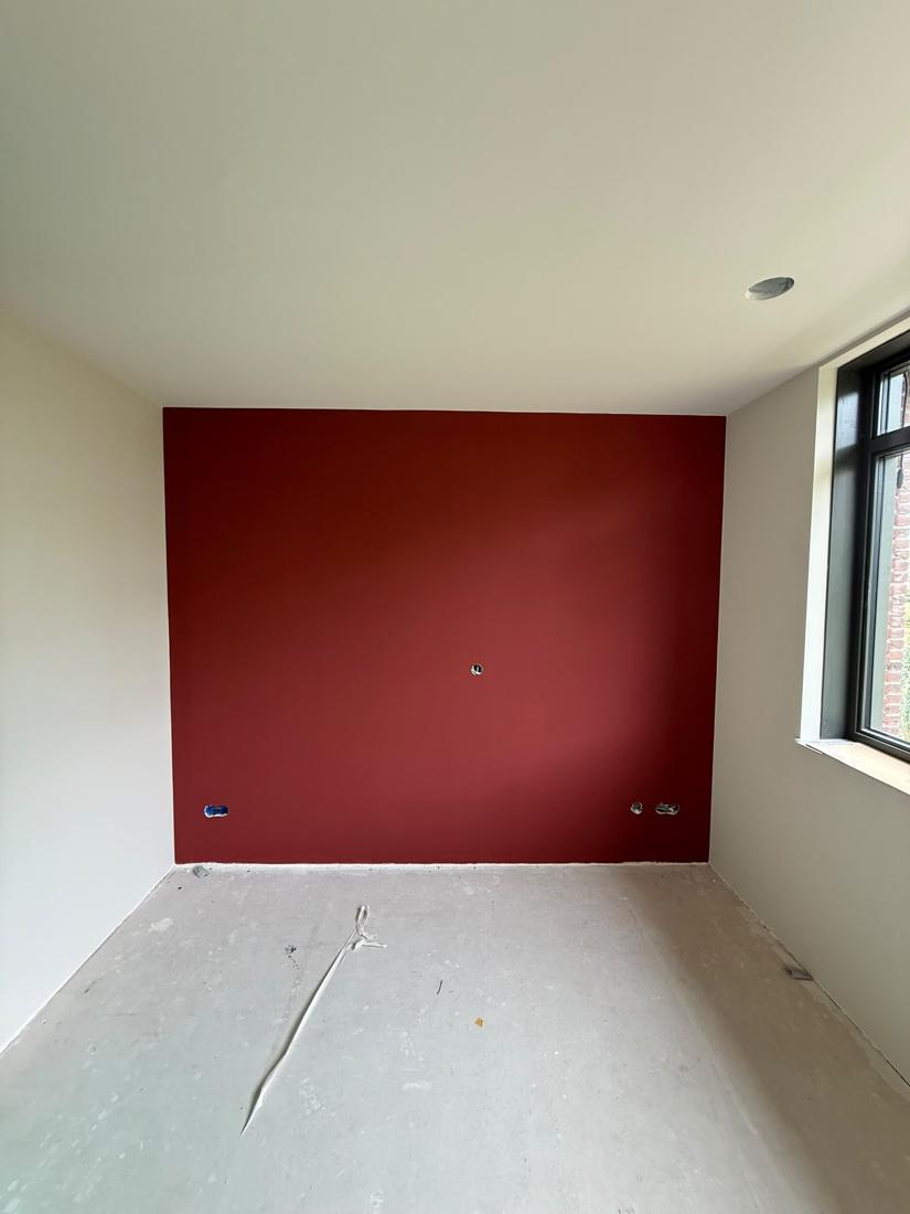 Accentwand in diep rood in een nieuwbouwwoning