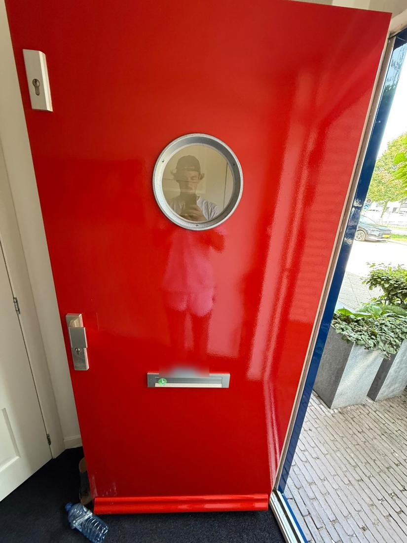 Voordeur in rode hoogglanslak