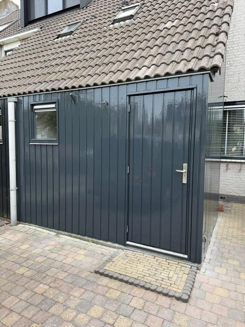 Schuur met rabatdelen in antraciet