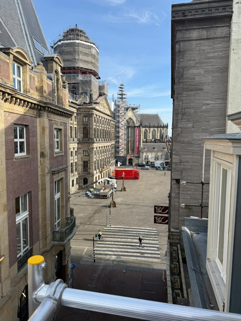 Uitzicht vanaf de steiger op de Dam in Amsterdam