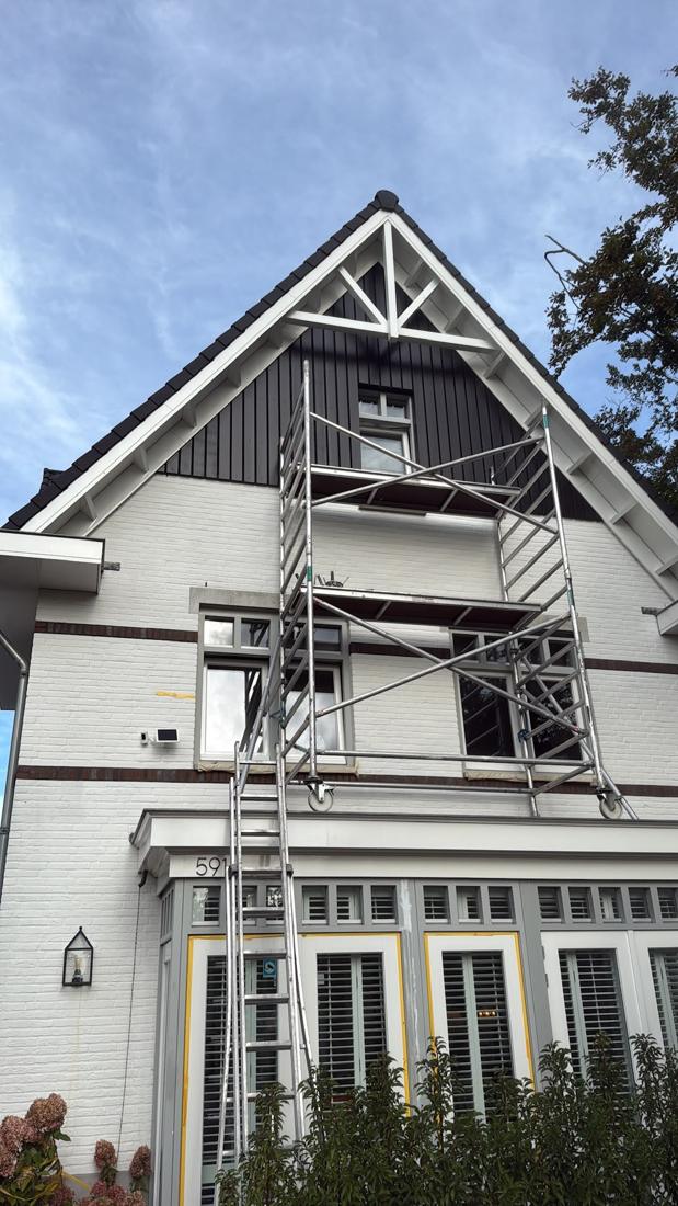 Topgevel van een villa met steiger