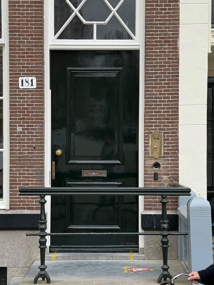 Monumentale voordeur in diepzwarte hoogglanslak