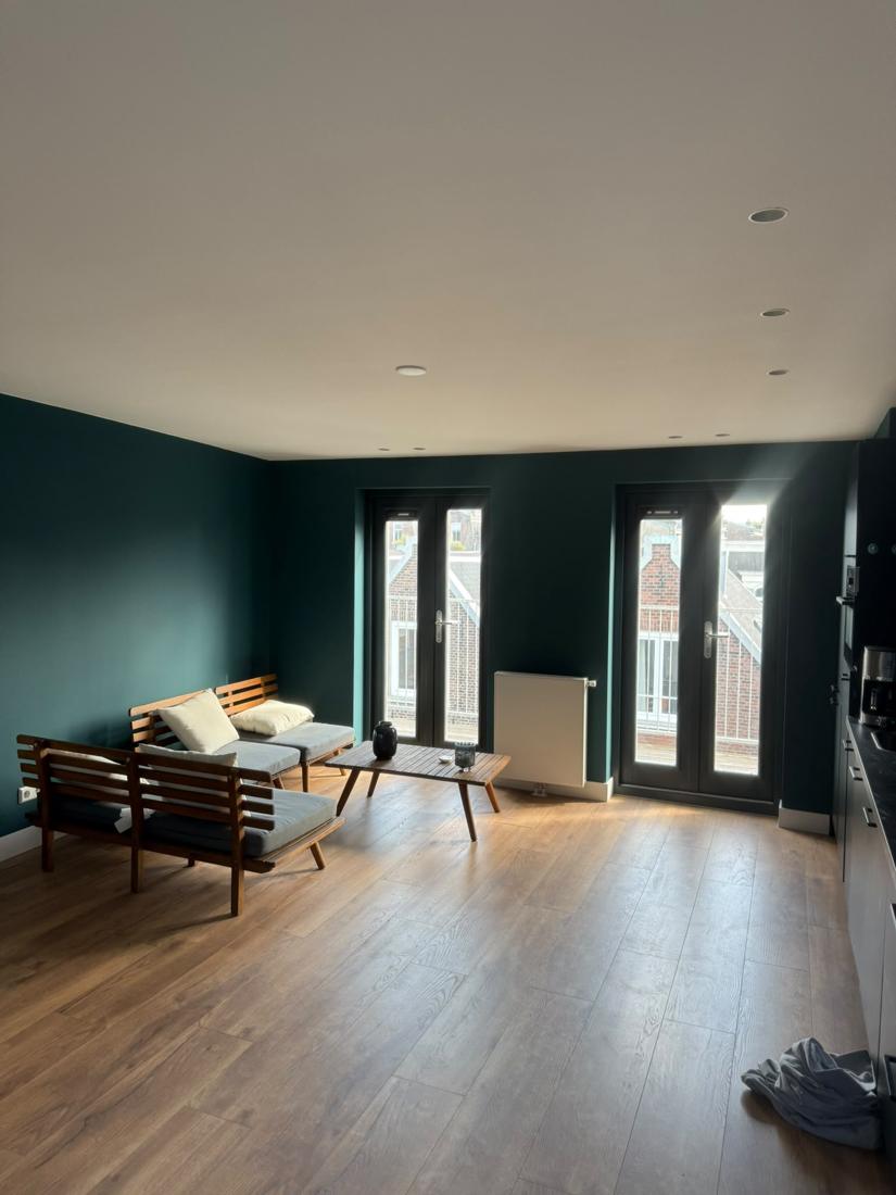 Woonkamer met muren in diep groenblauw